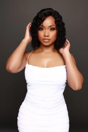 Perruque GlowForLess Deep Wave prête-à-porter Noir Naturel 10", Raie de côté – 100% Human Hair